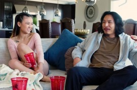 Зрелая лесбиянка соблазняет молодую девушку порно