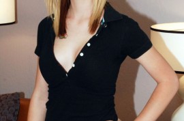 Белокурая красавица любит свою красивую кисочку