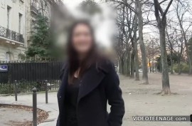 Порно девушка дрочит зубной щеткой
