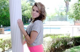 Сын прижал маму к стене порно