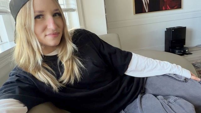 Дал блондиночке пососать и выебал ее